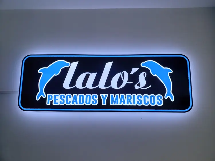Letrero luminoso instalado para Lalo's Cevichería