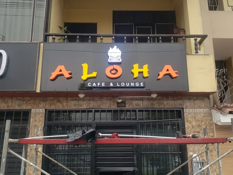 Letrero acrílico instalado para Aloha