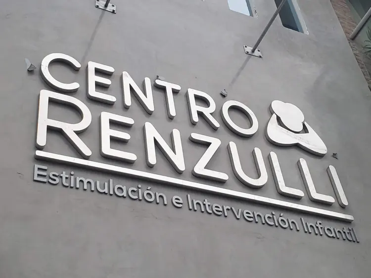 Letrero acrílico instalado para Centro Renzulli