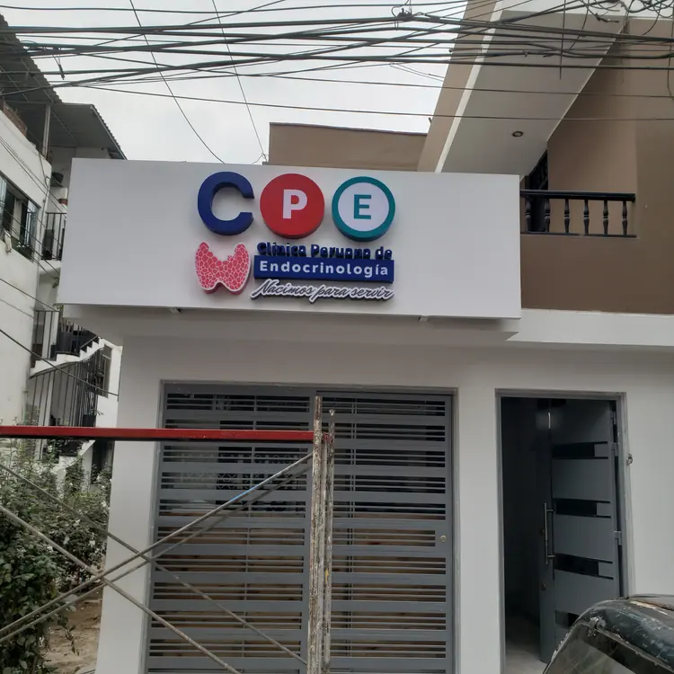 Letrero corporativo instalado para CPE Endocrinología