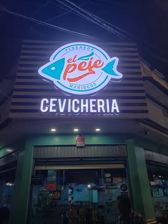 Letrero luminoso instalado para El Peje Cevichería