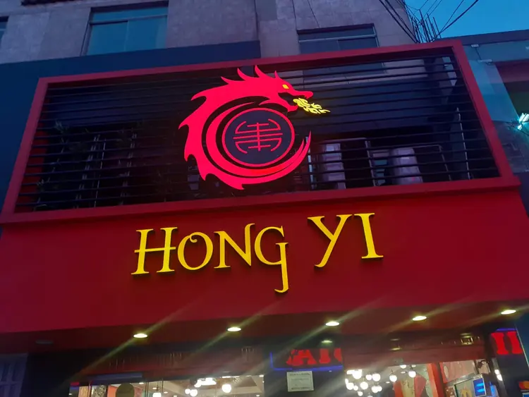 Letrero luminoso instalado para Hong Yi