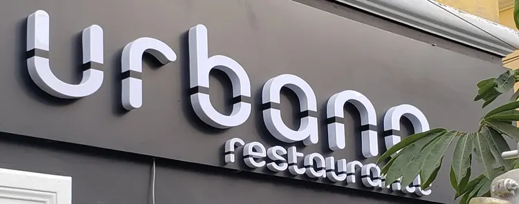 Letrero acrílico instalado para Urban Restaurant